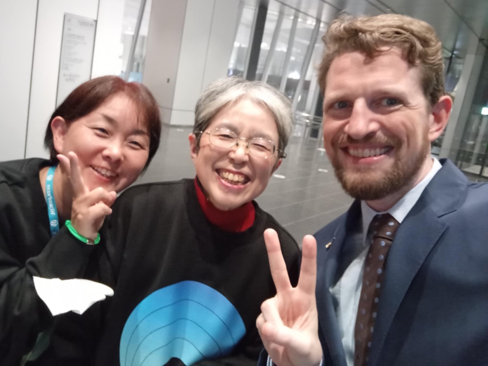 2024年12月に日本で開催された WordPress の年次イベント「State of the Word」にて撮影。真ん中が三宅伊都子さん、右が WordPress 共同創始者のマットさん。
